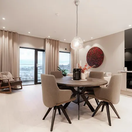 Luxury Penthouse With Amazing Views *
