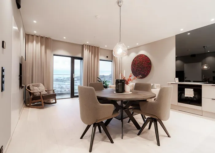 Luxury Penthouse With Amazing Views *