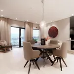 Luxury Penthouse With Amazing Views *